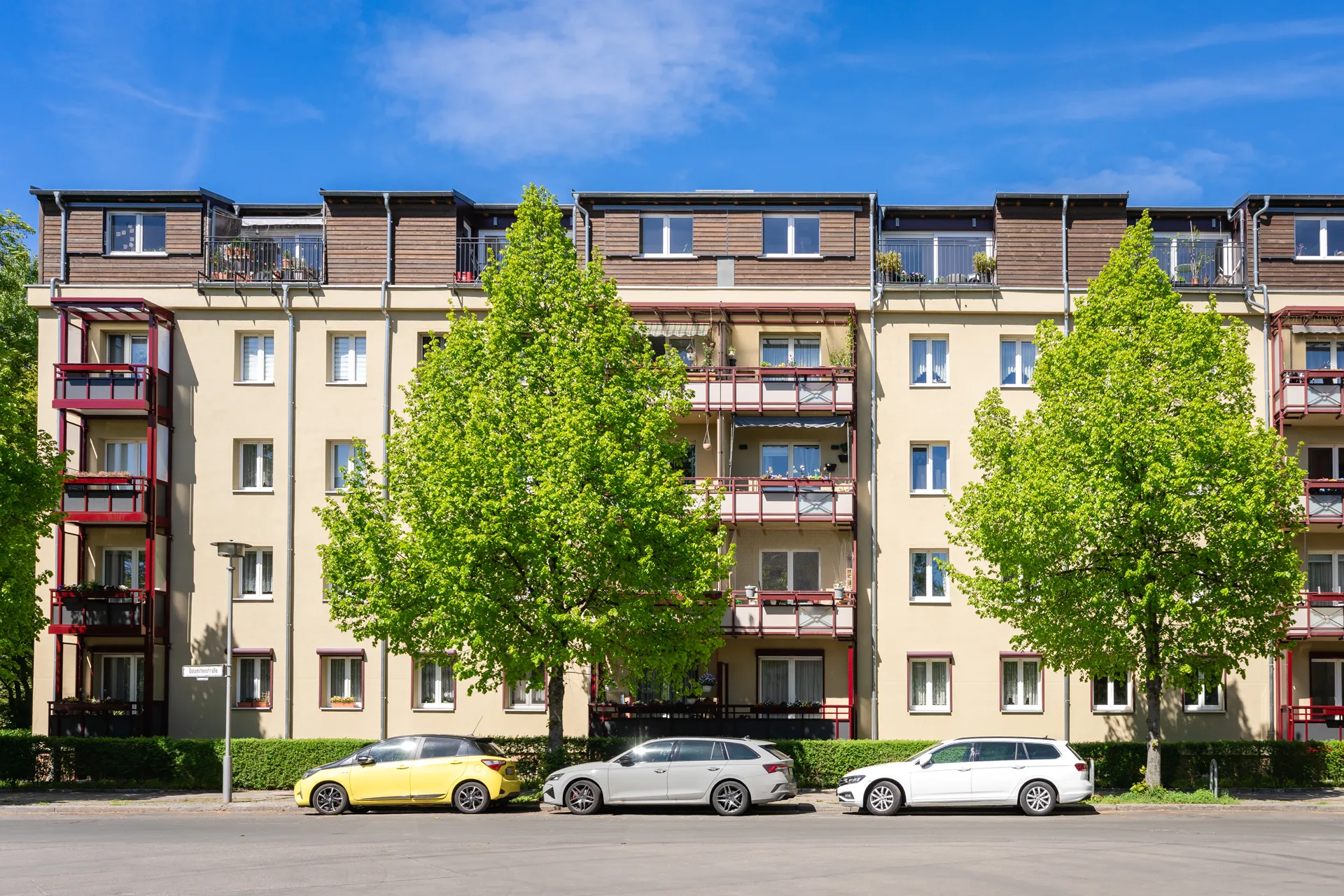Sanierte Außenfassade in der Dolomitenstraße 41,43,45 13187 Berlin