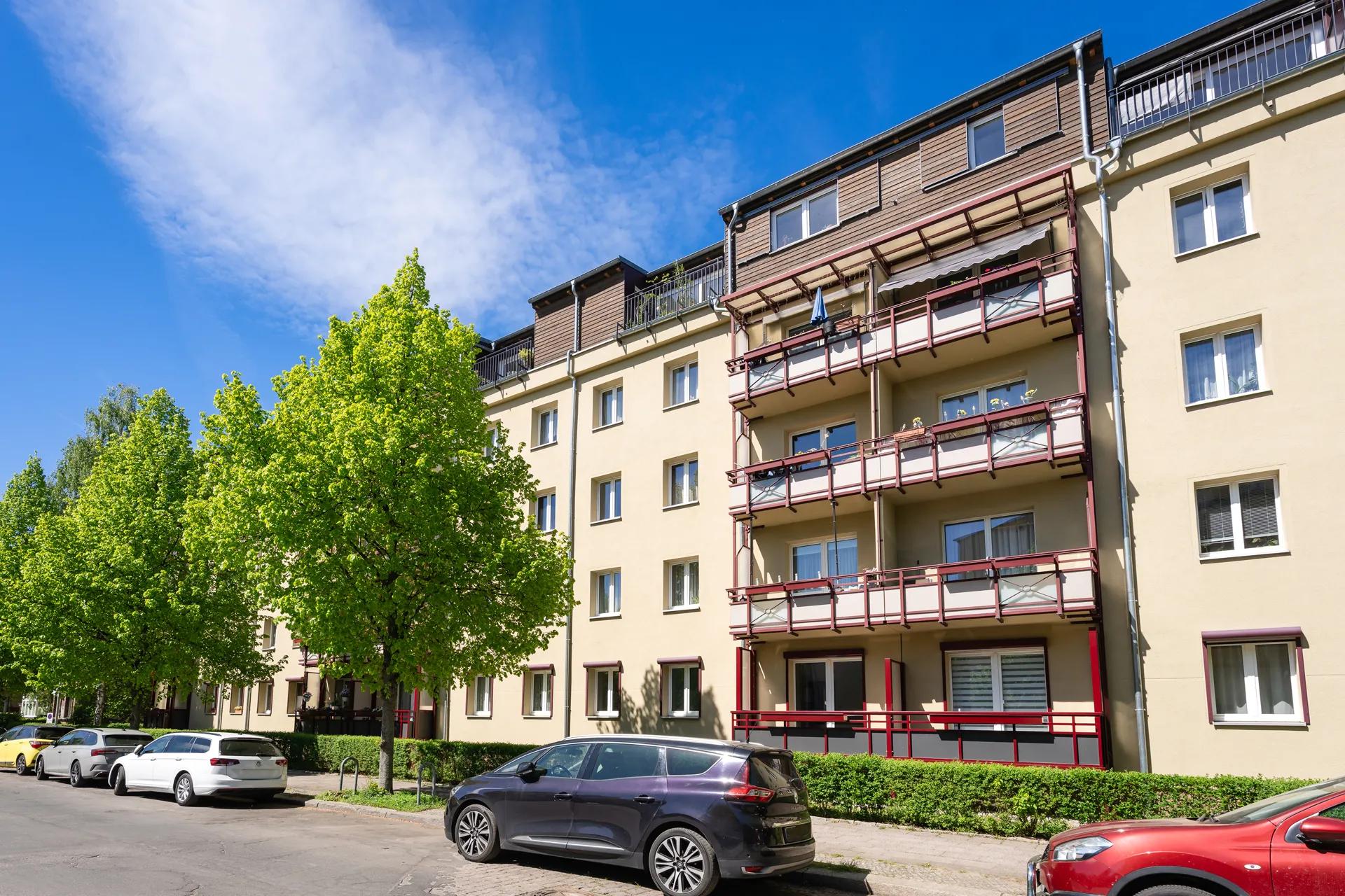 Sanierte Außenfassade in der Dolomitenstraße 41,43,45 13187 Berlin