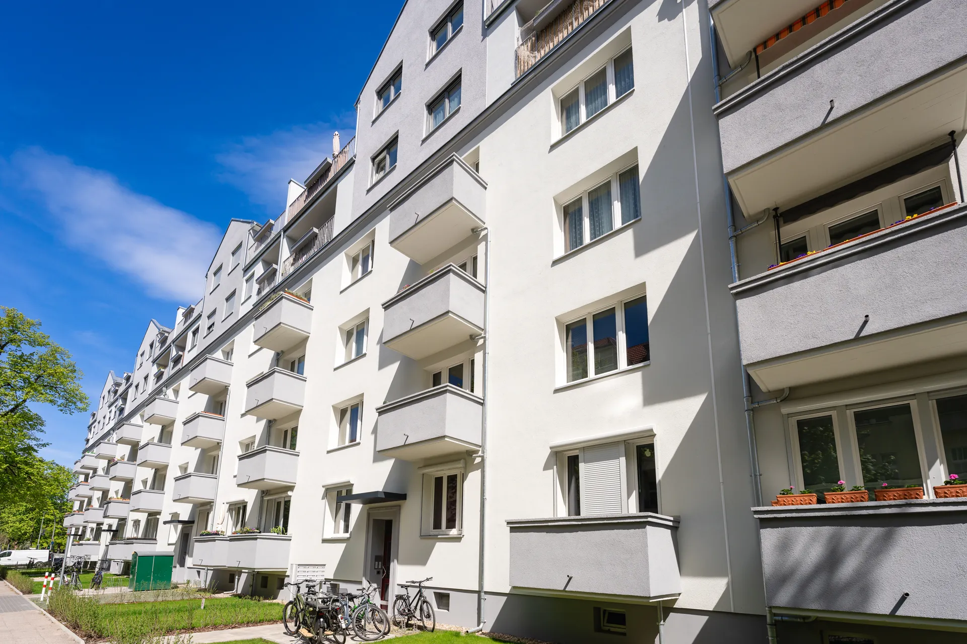 Sanierte Außenfassade der Hadlichstraße 21-23a, 13187 Berlin