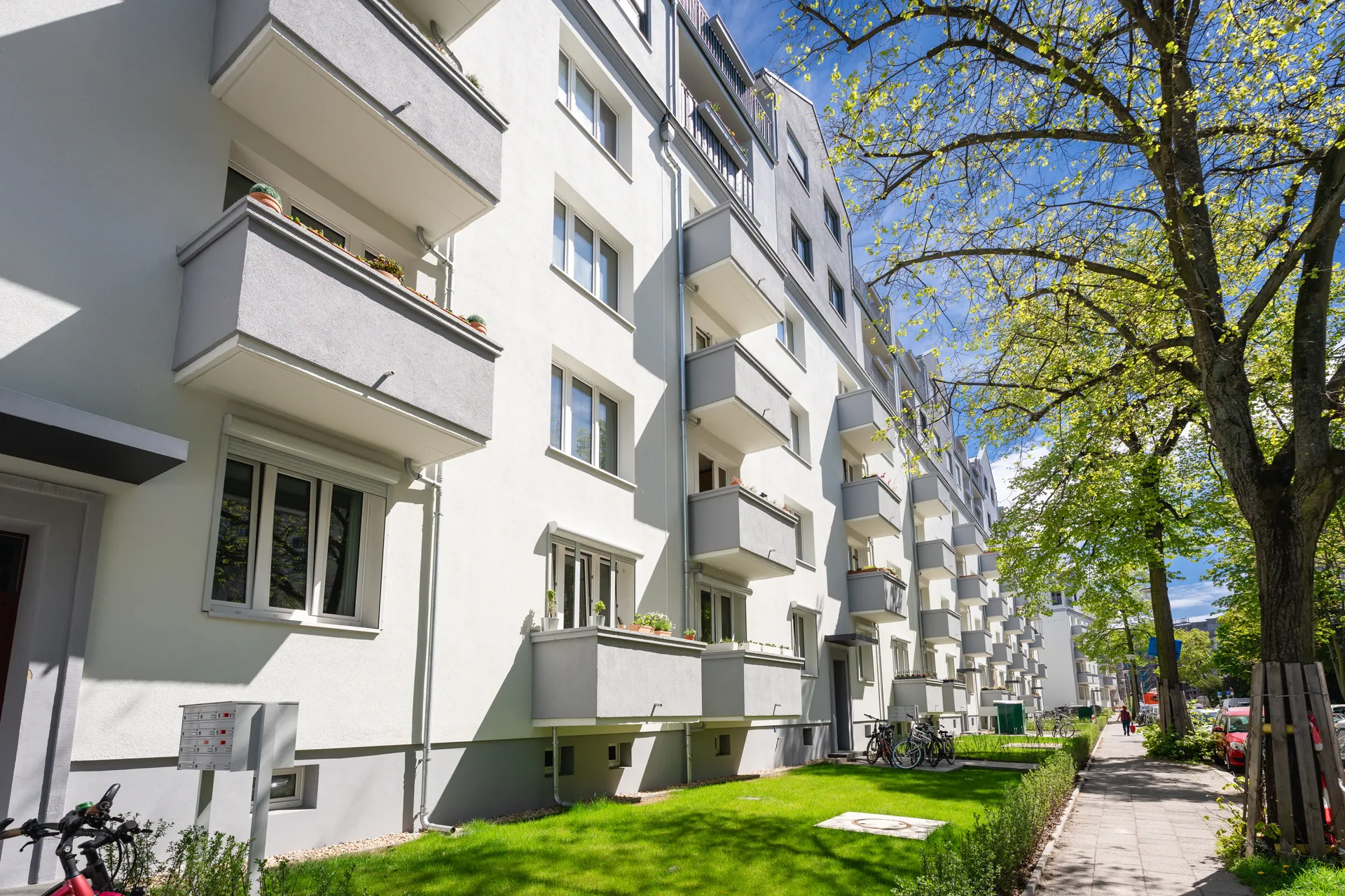 Sanierte Außenfassade der Hadlichstraße 21-23a, 13187 Berlin
