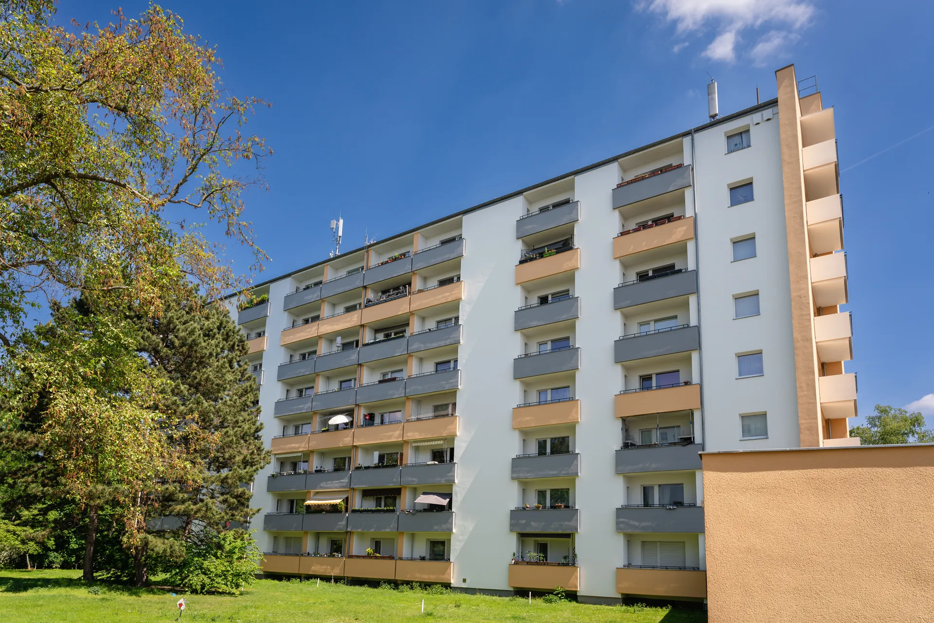 Sanierte Außenfasade in der Holzmindener Str. 1-11 unger., 2-16A ger., Tempelhofer Weg 45-71
