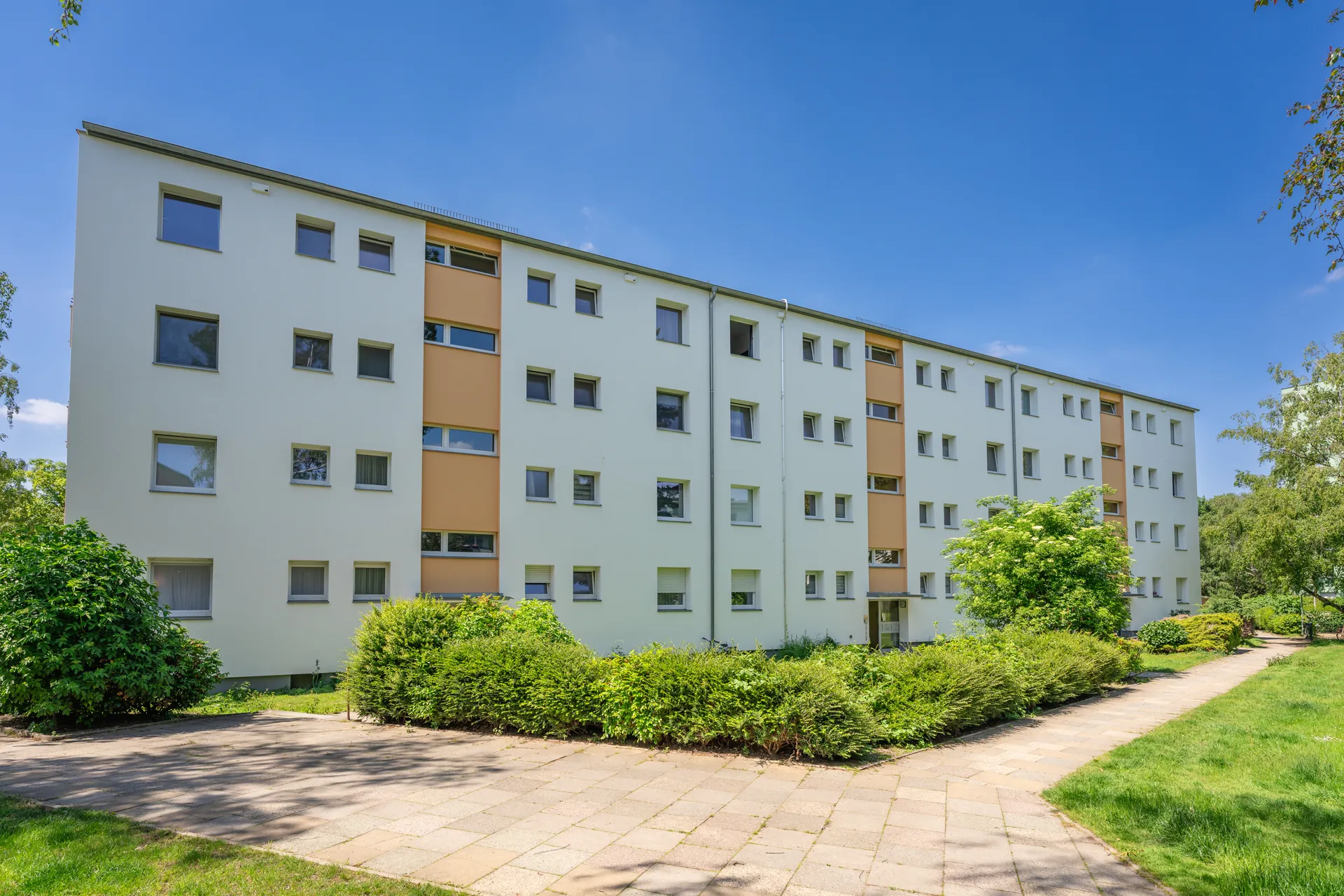 Sanierte Außenfasade in der Holzmindener Str. 1-11 unger., 2-16A ger., Tempelhofer Weg 45-71