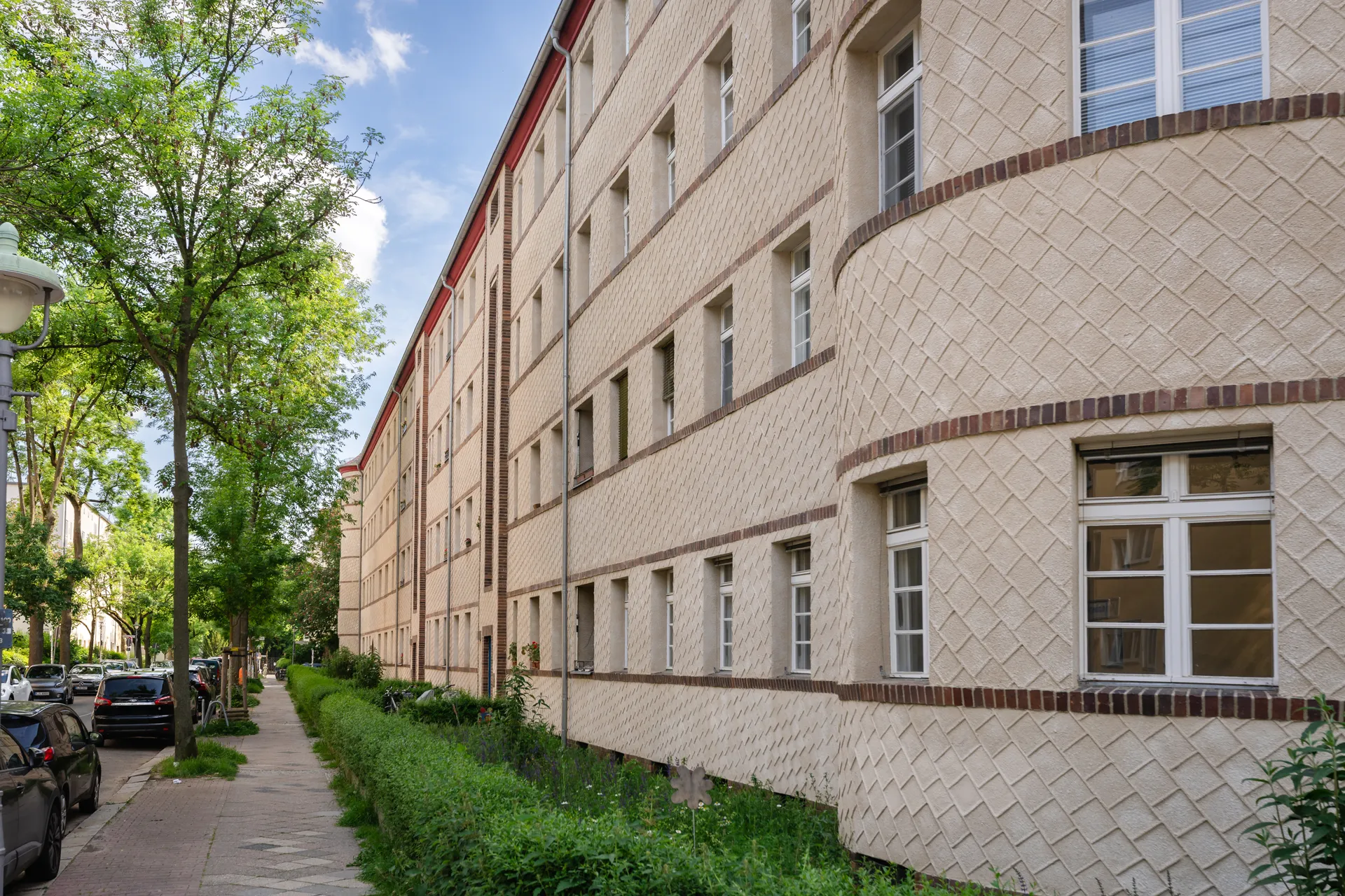 Sanierte Außenfassade der Kniephofstraße, Altmarkstrasse, Friedrichsruher Str. in Berlin Bezirk Steglitz-Zehlendorf