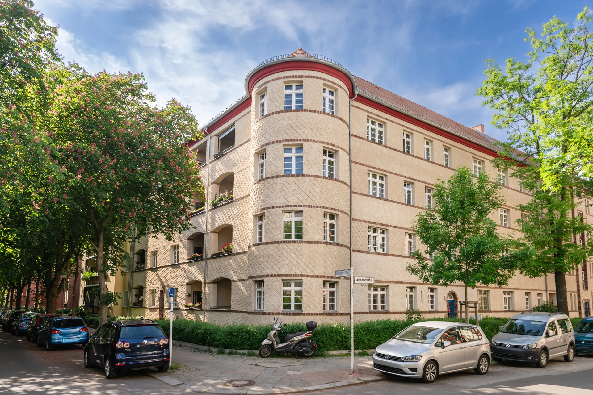 Sanierte Außenfassade der Kniephofstraße, Altmarkstrasse, Friedrichsruher Str. in Berlin Bezirk Steglitz-Zehlendorf