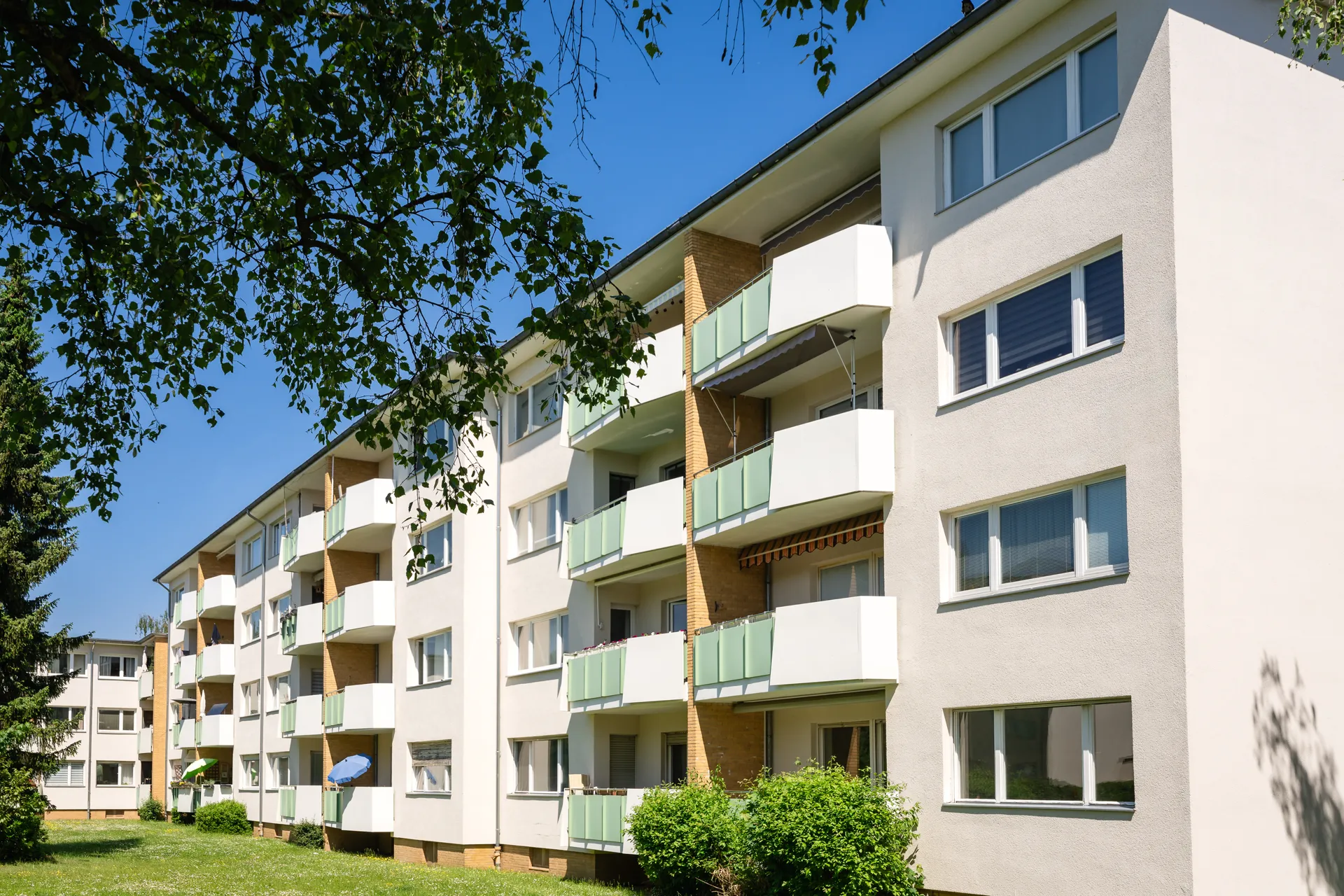 Sanierte Außenfassade der Wohngebäude am Leonberger Ring 1-33 ungerade, 12349 Berlin Rufacher Weg 11a -33a ungerade,18-34 gerade, 12349 Berlin