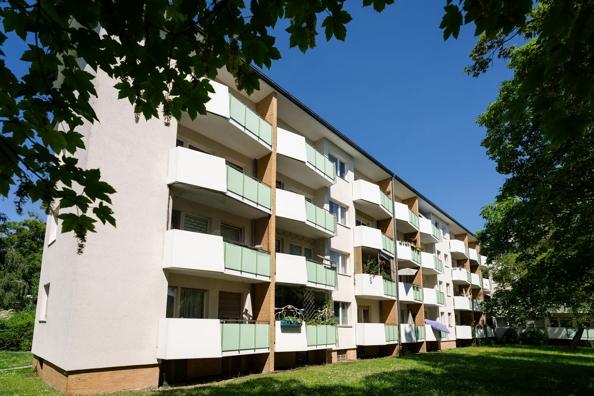 Sanierte Außenfassade der Wohngebäude am Leonberger Ring 1-33 ungerade, 12349 Berlin Rufacher Weg 11a -33a ungerade,18-34 gerade, 12349 Berlin