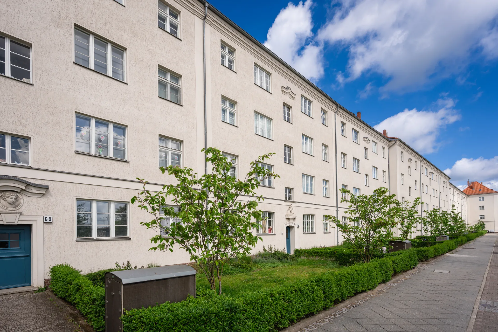 Sanierte Außenfassade der Michelstatter Weg 61-89, Waldürner Weg 31-38 13587 Berlin