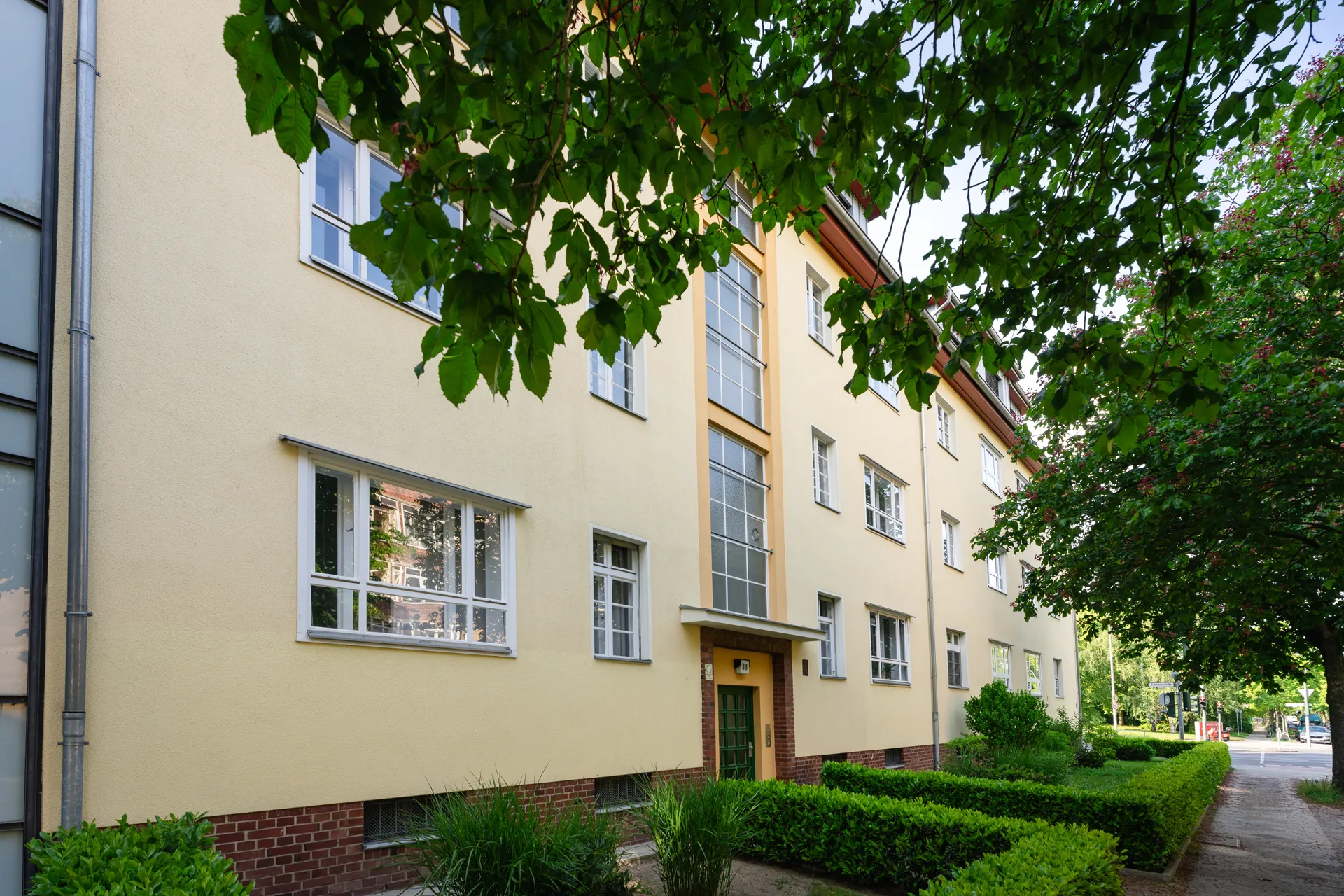 Sanierte Außenfassade der Paulsenstraße, Björnsonstraße, Buggestraße, Brentanostraße, Schildhornstraße in Berlin Bezirk Steglitz-Zehlendorf