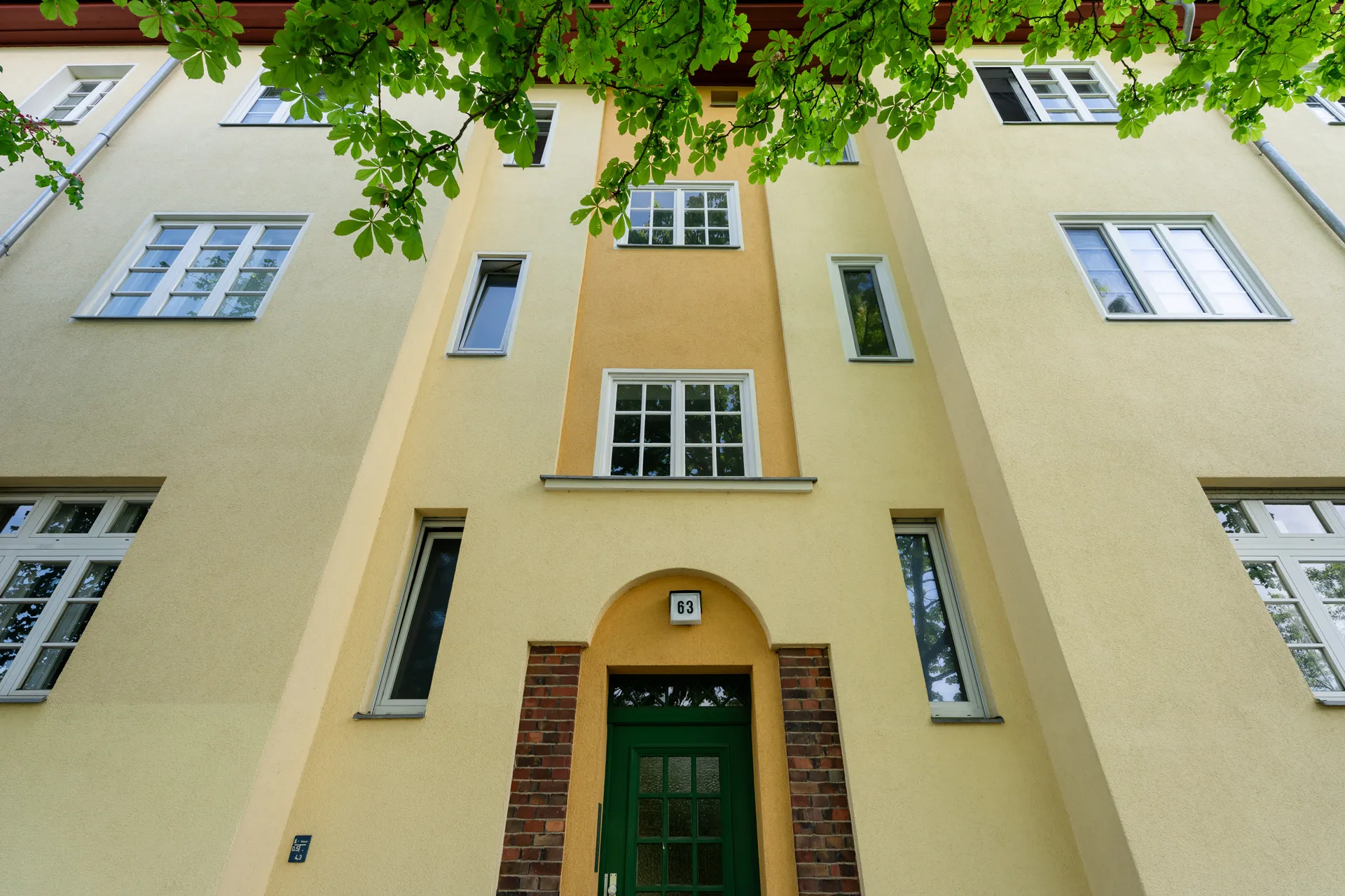 Sanierte Außenfassade der Paulsenstraße, Björnsonstraße, Buggestraße, Brentanostraße, Schildhornstraße in Berlin Bezirk Steglitz-Zehlendorf