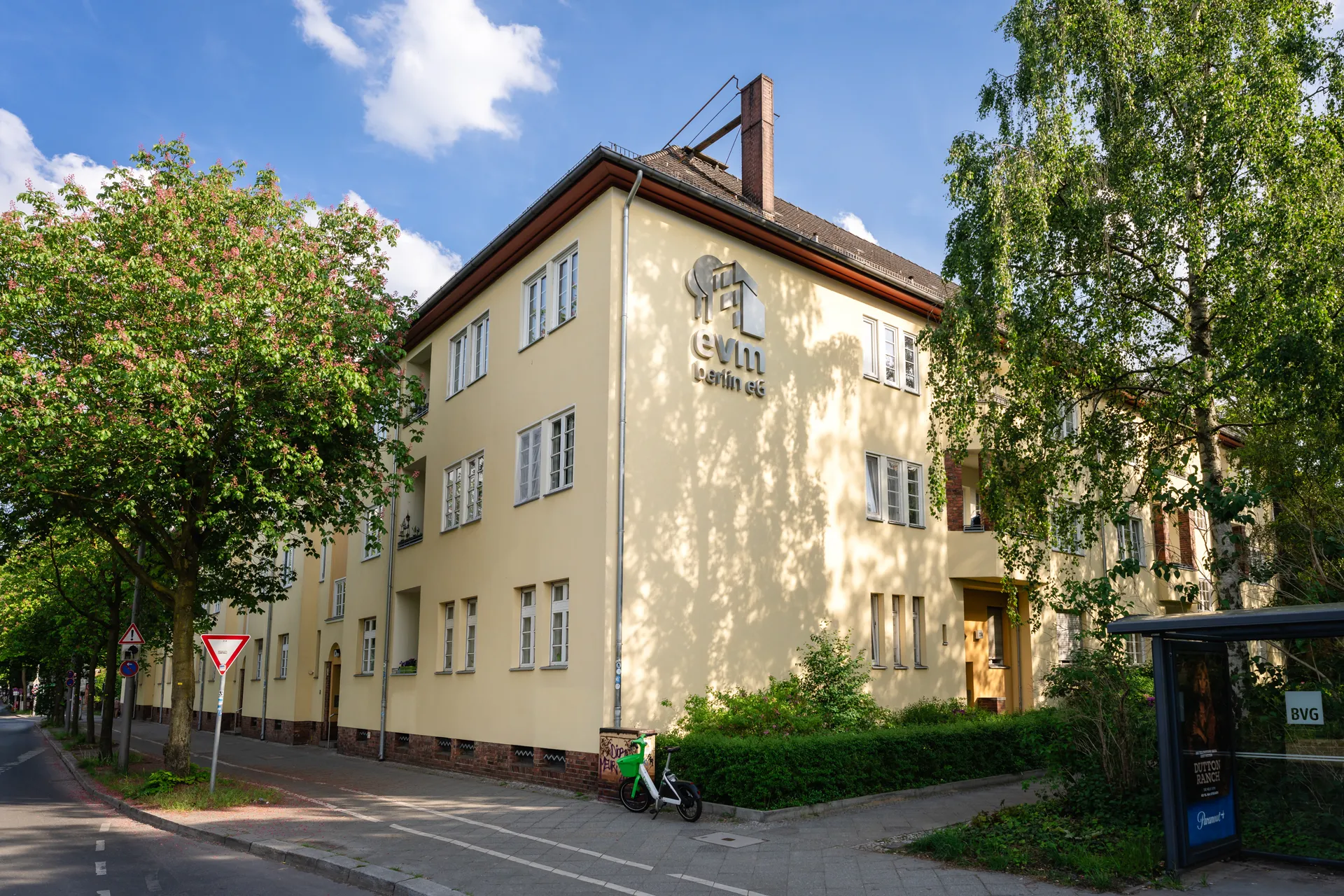 Sanierte Außenfassade der Paulsenstraße, Björnsonstraße, Buggestraße, Brentanostraße, Schildhornstraße in Berlin Bezirk Steglitz-Zehlendorf