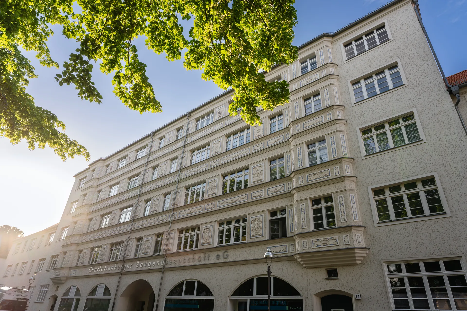 Sanierte Außenfassade am Wansdorfer Platz 15, Amorbacher Weg 12 in 13587 Berlin