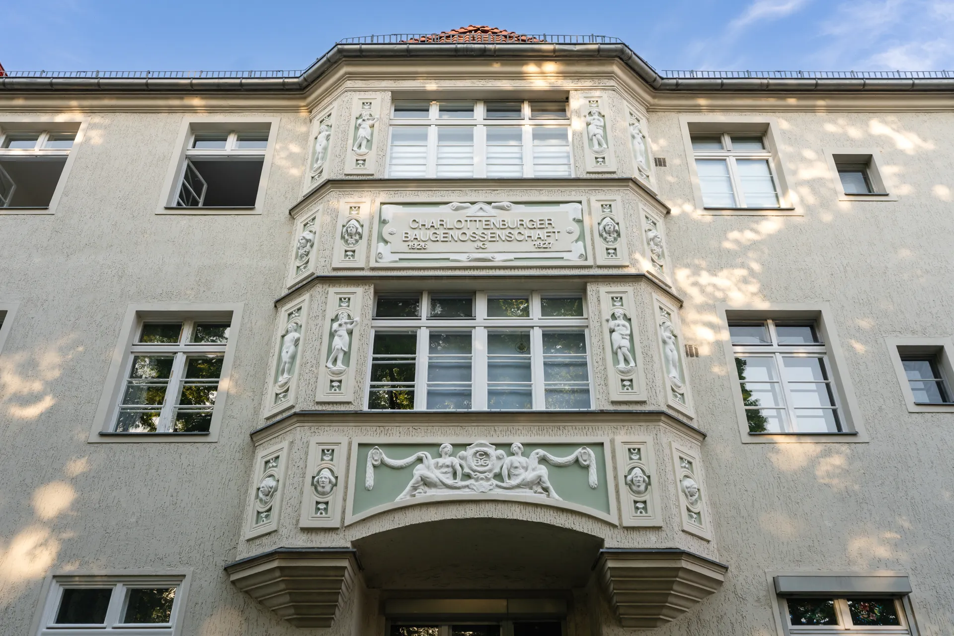 Sanierte Außenfassade am Wansdorfer Platz 15, Amorbacher Weg 12 in 13587 Berlin