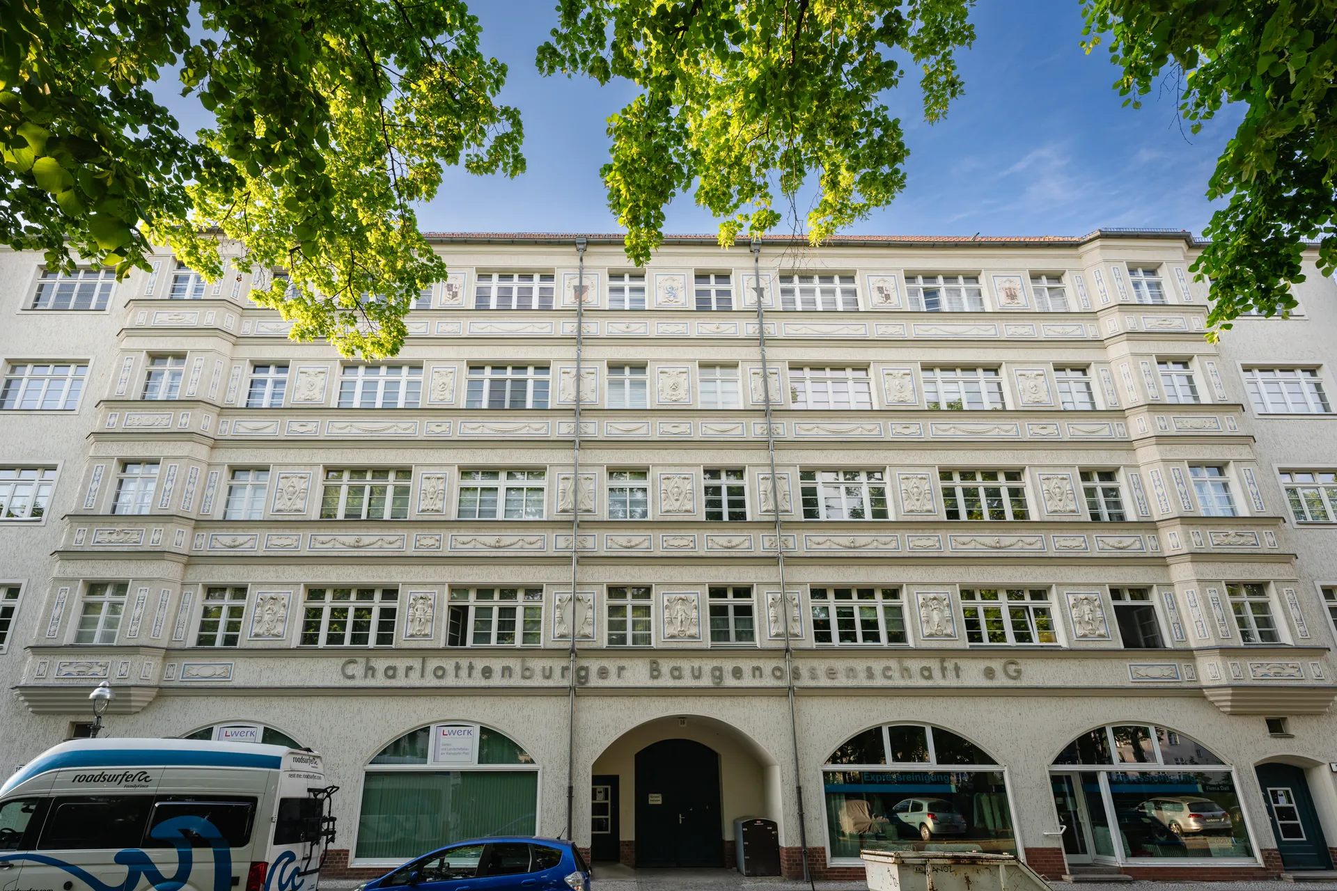 Sanierte Außenfassade am Wansdorfer Platz 15, Amorbacher Weg 12 in 13587 Berlin