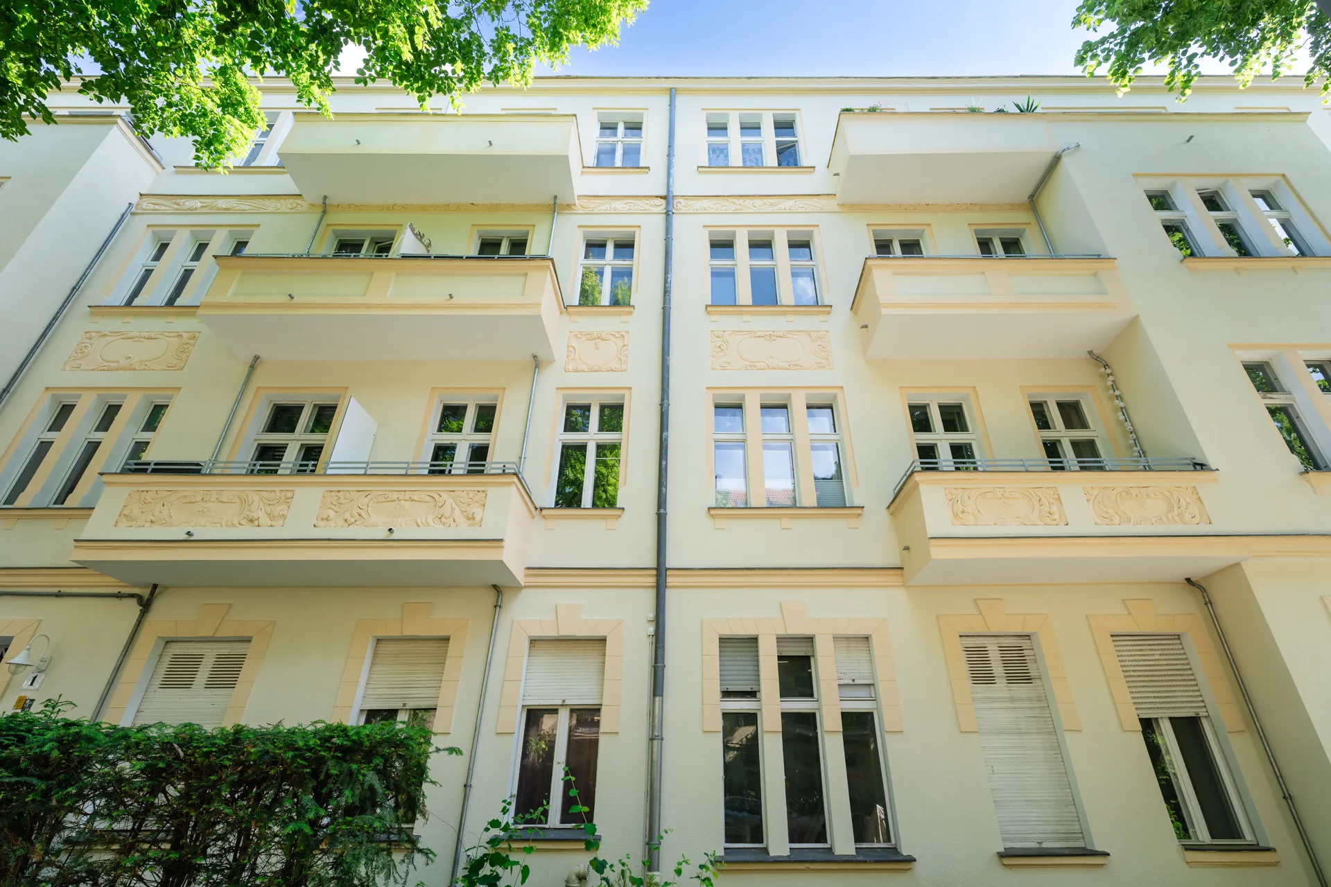 Außenansicht des Wohngebäudes Machonstr. 17 + 19, Strelitzer Str. 1, 12105 Berlin